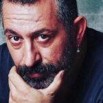Cem Yılmaz… ELEŞTİRİLERE DAYANAMADI; “BAKIYORSUN NORMAL İNSAN AMA DELİ”