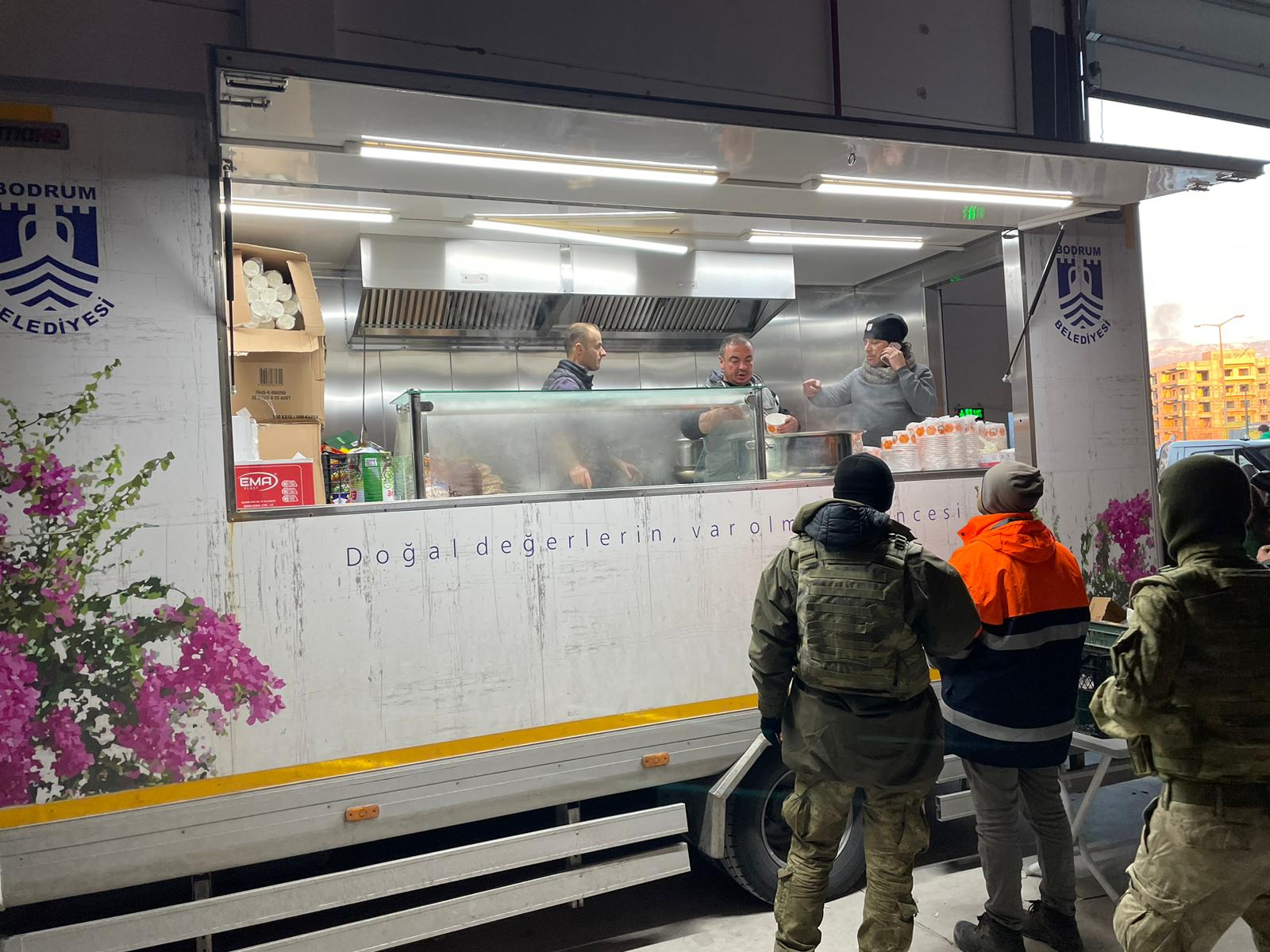 DEPREM BÖLGESİNDE SICAK YEMEK…
