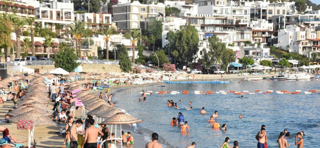 TURİST SAYISI ZİRVEYE KOŞARKEN GELİRDE TOPARLANMA YAVAŞ KALDI!